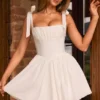 Vestido corto con fruncidos y corsé Marianna en blanco