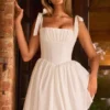 Vestido corto con fruncidos y corsé Marianna en blanco