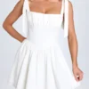 Vestido corto con fruncidos y corsé Marianna en blanco