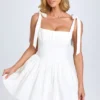 Vestido corto con fruncidos y corsé Marianna en blanco