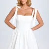 Vestido corto con fruncidos y corsé Marianna en blanco