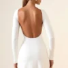 Vestido corto con fruncidos y espalda abierta Brenna en modal blanco