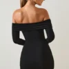 Vestido corto con hombros descubiertos Oriana de modal en negro