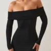 Vestido corto con hombros descubiertos Oriana de modal en negro