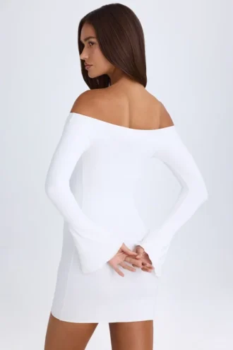 Vestido corto con hombros descubiertos y aberturas Madelina en blanco