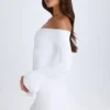 Vestido corto con hombros descubiertos y aberturas Madelina en blanco
