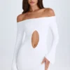 Vestido corto con hombros descubiertos y aberturas Madelina en blanco
