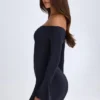 Vestido corto con hombros descubiertos y aberturas Madelina en negro