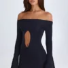 Vestido corto con hombros descubiertos y aberturas Madelina en negro