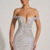 Vestido corto con hombros descubiertos y adornos Leonora en blanco Vestido corto con hombros descubiertos y adornos Leonora en blanco