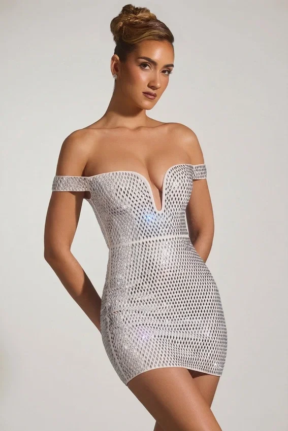 Vestido corto con hombros descubiertos y adornos Leonora en blanco Vestido corto con hombros descubiertos y adornos Leonora en blanco