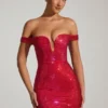Vestido corto con hombros descubiertos y adornos Leonora en rojo carmesí