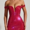 Vestido corto con hombros descubiertos y adornos Leonora en rojo carmesí