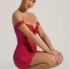 Vestido corto con hombros descubiertos y adornos Leonora en rojo carmesí