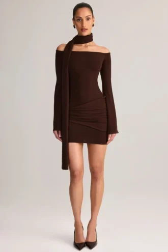 Vestido corto con hombros descubiertos y detalle de bufanda de punto Luzia en marrón chocolate