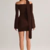 Vestido corto con hombros descubiertos y detalle de bufanda de punto Luzia en marrón chocolate Vestido corto con hombros descubiertos y detalle de bufanda de punto Luzia en marrón chocolate