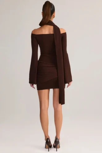 Vestido corto con hombros descubiertos y detalle de bufanda de punto Luzia en marrón chocolate