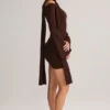 Vestido corto con hombros descubiertos y detalle de bufanda de punto Luzia en marrón chocolate Vestido corto con hombros descubiertos y detalle de bufanda de punto Luzia en marrón chocolate