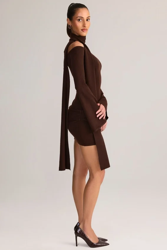 Vestido corto con hombros descubiertos y detalle de bufanda de punto Luzia en marrón chocolate Vestido corto con hombros descubiertos y detalle de bufanda de punto Luzia en marrón chocolate