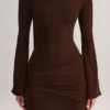 Vestido corto con hombros descubiertos y detalle de bufanda de punto Luzia en marrón chocolate Vestido corto con hombros descubiertos y detalle de bufanda de punto Luzia en marrón chocolate