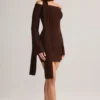 Vestido corto con hombros descubiertos y detalle de bufanda de punto Luzia en marrón chocolate Vestido corto con hombros descubiertos y detalle de bufanda de punto Luzia en marrón chocolate