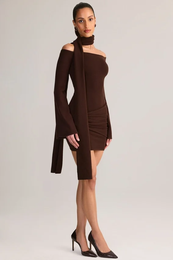 Vestido corto con hombros descubiertos y detalle de bufanda de punto Luzia en marrón chocolate Vestido corto con hombros descubiertos y detalle de bufanda de punto Luzia en marrón chocolate