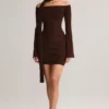 Vestido corto con hombros descubiertos y detalle de bufanda de punto Luzia en marrón chocolate Vestido corto con hombros descubiertos y detalle de bufanda de punto Luzia en marrón chocolate