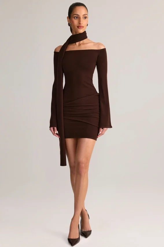 Vestido corto con hombros descubiertos y detalle de bufanda de punto Luzia en marrón chocolate Vestido corto con hombros descubiertos y detalle de bufanda de punto Luzia en marrón chocolate
