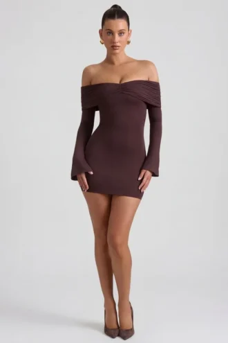 Vestido corto con hombros descubiertos y fruncido Thais, mezcla de modal y cachemira, en color espresso