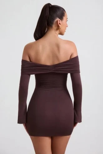 Vestido corto con hombros descubiertos y fruncido Thais, mezcla de modal y cachemira, en color espresso
