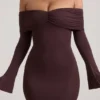 Vestido corto con hombros descubiertos y fruncido Thais, mezcla de modal y cachemira, en color espresso Vestido corto con hombros descubiertos y fruncido Thais, mezcla de modal y cachemira, en color espresso