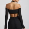 Vestido corto con hombros descubiertos y fruncidos Kemina en negro Vestido corto con hombros descubiertos y fruncidos Kemina en negro