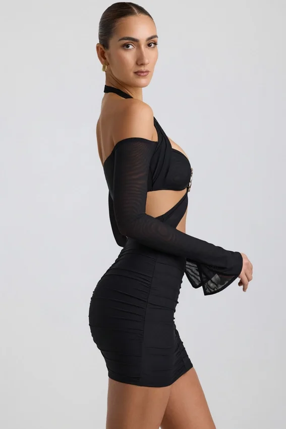 Vestido corto con hombros descubiertos y fruncidos Kemina en negro Vestido corto con hombros descubiertos y fruncidos Kemina en negro