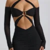 Vestido corto con hombros descubiertos y fruncidos Kemina en negro Vestido corto con hombros descubiertos y fruncidos Kemina en negro