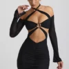 Vestido corto con hombros descubiertos y fruncidos Kemina en negro Vestido corto con hombros descubiertos y fruncidos Kemina en negro