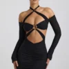 Vestido corto con hombros descubiertos y fruncidos Kemina en negro Vestido corto con hombros descubiertos y fruncidos Kemina en negro