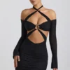 Vestido corto con hombros descubiertos y fruncidos Kemina en negro Vestido corto con hombros descubiertos y fruncidos Kemina en negro