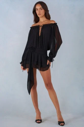 Vestido corto con hombros descubiertos y mangas abullonadas Alessia en negro