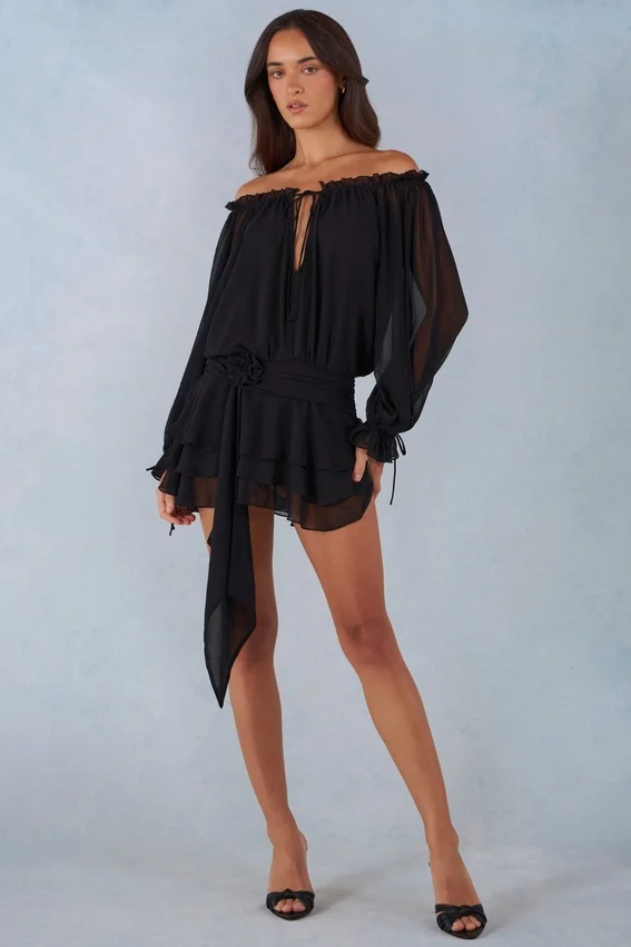 Vestido corto con hombros descubiertos y mangas abullonadas Alessia en negro Vestido corto con hombros descubiertos y mangas abullonadas Alessia en negro