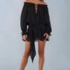 Vestido corto con hombros descubiertos y mangas abullonadas Alessia en negro Vestido corto con hombros descubiertos y mangas abullonadas Alessia en negro