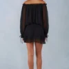 Vestido corto con hombros descubiertos y mangas abullonadas Alessia en negro Vestido corto con hombros descubiertos y mangas abullonadas Alessia en negro