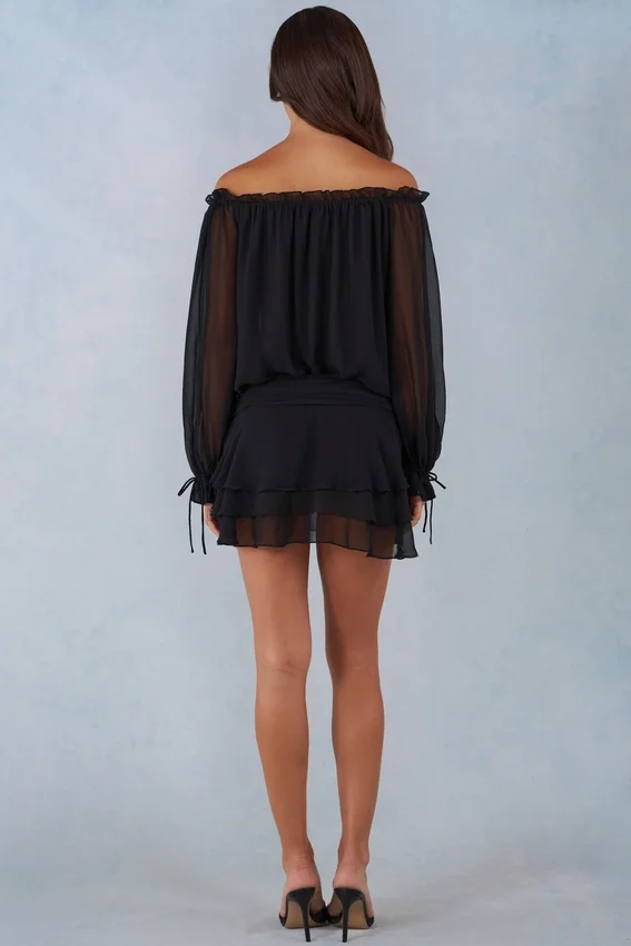 Vestido corto con hombros descubiertos y mangas abullonadas Alessia en negro Vestido corto con hombros descubiertos y mangas abullonadas Alessia en negro