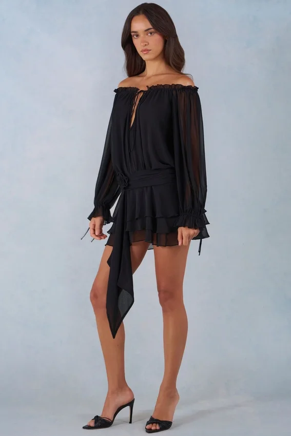 Vestido corto con hombros descubiertos y mangas abullonadas Alessia en negro Vestido corto con hombros descubiertos y mangas abullonadas Alessia en negro