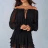 Vestido corto con hombros descubiertos y mangas abullonadas Alessia en negro Vestido corto con hombros descubiertos y mangas abullonadas Alessia en negro