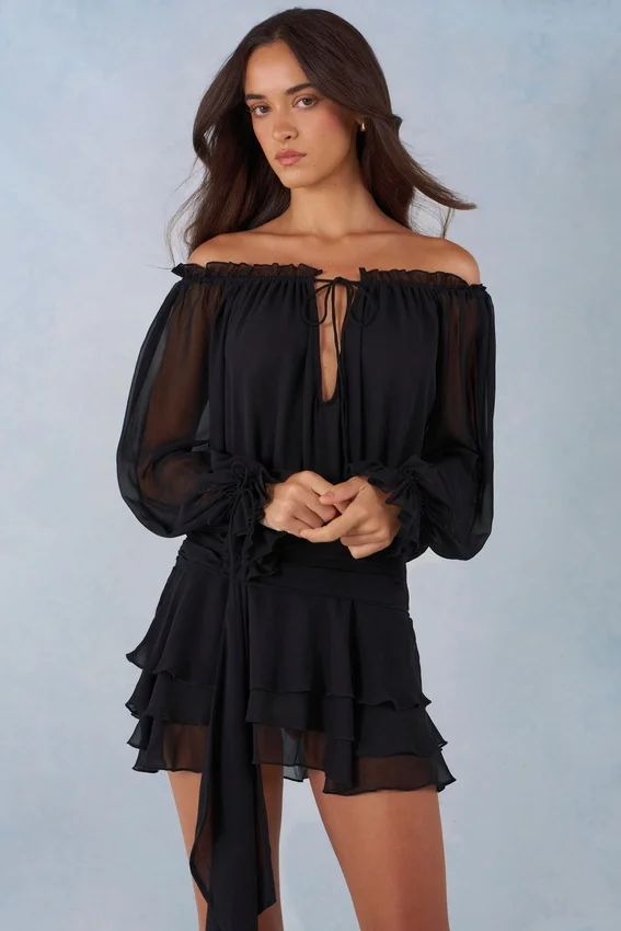 Vestido corto con hombros descubiertos y mangas abullonadas Alessia en negro Vestido corto con hombros descubiertos y mangas abullonadas Alessia en negro