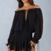 Vestido corto con hombros descubiertos y mangas abullonadas Alessia en negro Vestido corto con hombros descubiertos y mangas abullonadas Alessia en negro