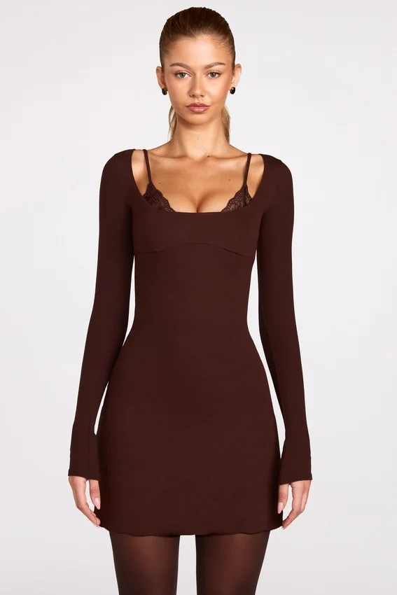 Vestido corto con sujetador de encaje de manga larga de modal acanalado Caris en marrón chocolate Vestido corto con sujetador de encaje de manga larga de modal acanalado Caris en marrón chocolate