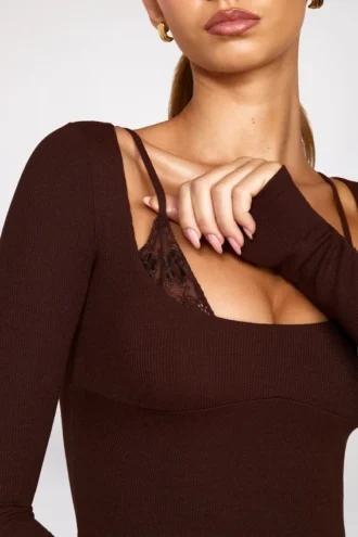 Vestido corto con sujetador de encaje de manga larga de modal acanalado Caris en marrón chocolate