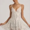Vestido corto con volantes y adornos Orren en blanco Vestido corto con volantes y adornos Orren en blanco