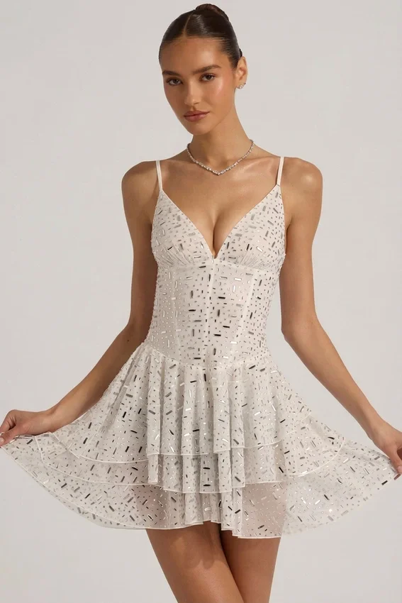 Vestido corto con volantes y adornos Orren en blanco Vestido corto con volantes y adornos Orren en blanco